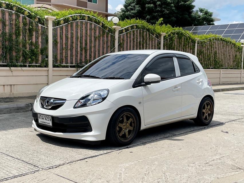 🚗 HONDA BRIO 1.2 V (Minorchange) AT ปี 2015✨ รถบ้านแท้ สภาพนางฟ้า พร้อมใช้งาน133609 km ✅ รุ่นไมเนอร์เชนจ์ ภายในโทนดำ สปอร์ตสวย