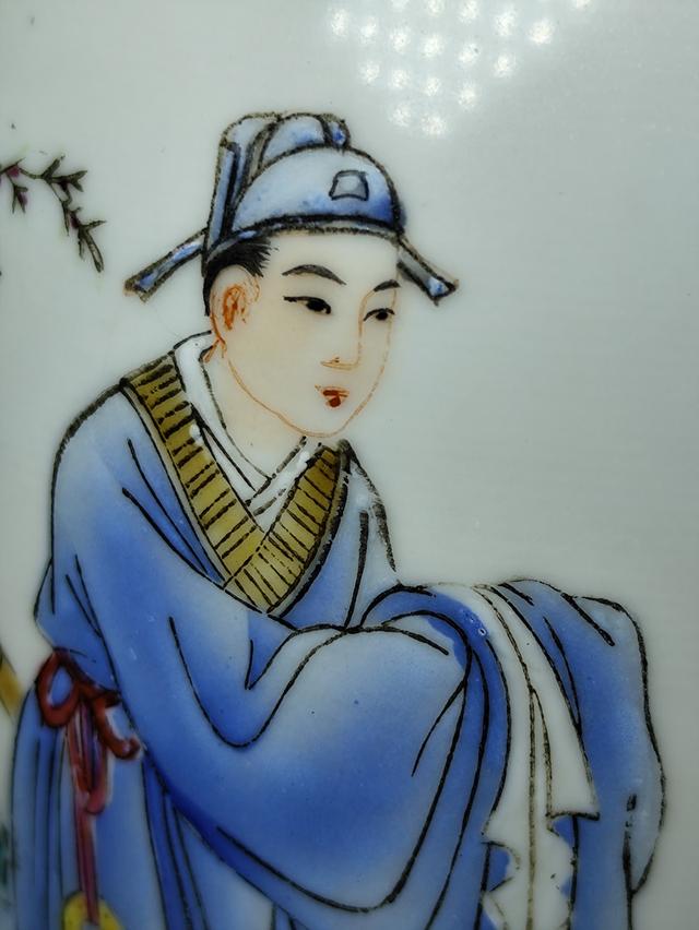 แจกันกระเบื้องเคลือบกังไส (Chinese Porcelain Vase) ซึ่งเป็นงานศิลปะที่มีลักษณะเด่นแบบจีน โดยเฉพาะงานในกลุ่ม เบญจรงค์จีนหรือแฟมิลโรส (Famille Rose) รูปย่อยที่ 4