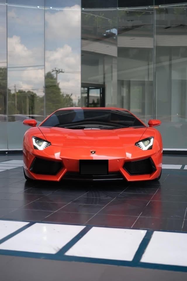 Lamborghini Aventador LP700-4 สีส้ม