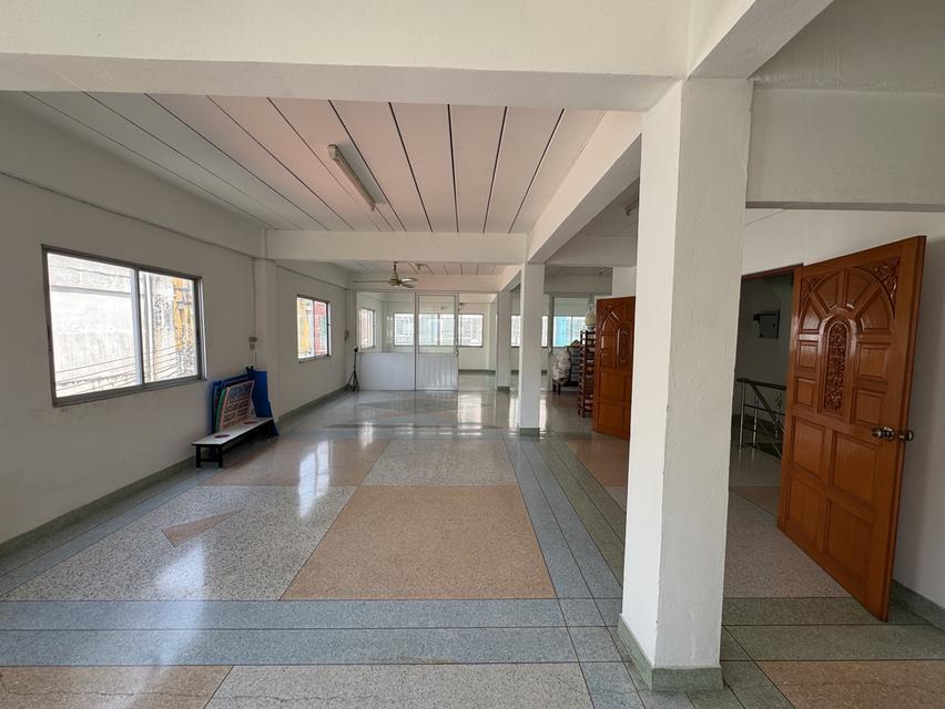 ขายต่ำกว่าราคาตลาด เป็นอาคารพาณิชย์ 2ห้อง 5ชั้น ห้องหัวมุม พื้นที่รวม 30 ตร.วา ภายในพื้นที่ใช้สอยเยอะมาก ประมาน 640 ตร.ม ยังไม่รวมดาดฟ้า 6