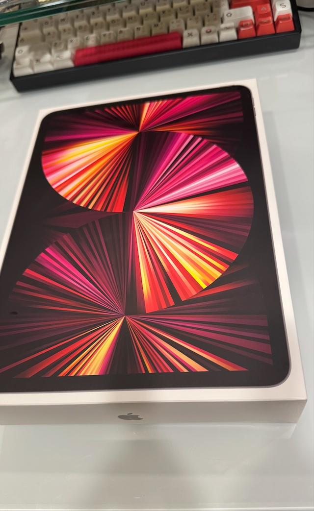 iPad Pro 11-inch (3rd Generation 2021) 512GB WiFi + Cellular สี Space Gray (มีกล่องให้ Serial Number กล่องตรงกับตัวเครื่อง) ราคา 24,000 บาท