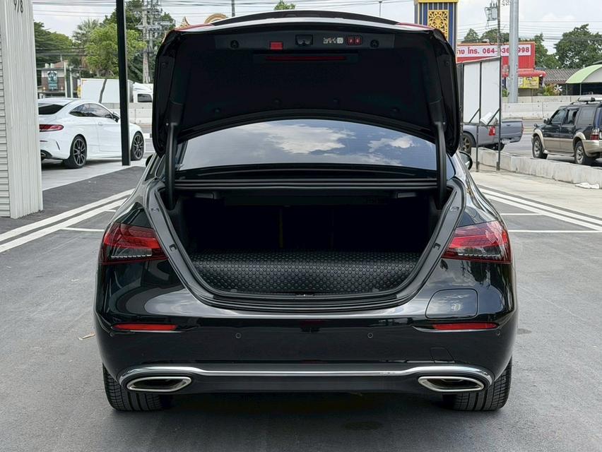 Mercedes-Benz E300e Avantgarde Facelift 2024 สีดำ มีไฟแนนซ์เหลือเปลี่ยนสัญญาผ่อนต่อได้ไม่ต้องใช้เงินออกรถ รูปที่ 16