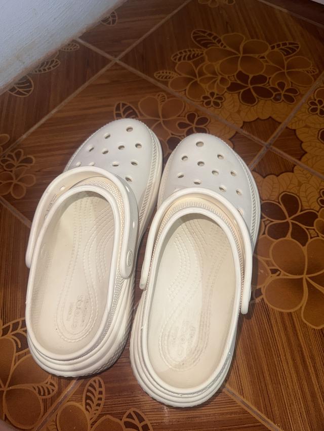 รองเท้าcrocs ส้นสูงขนาด41-42 รูปที่ 2
