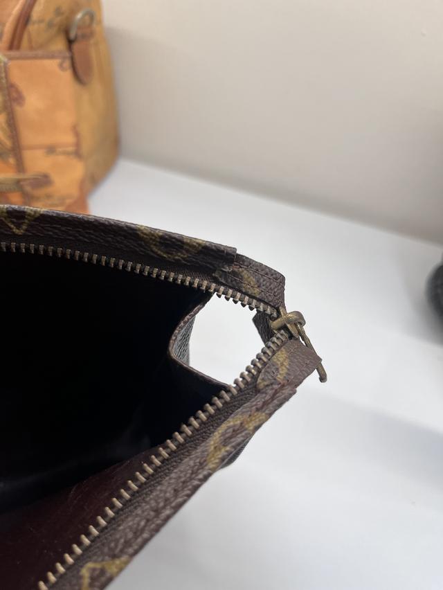 กระเป๋าแบรนด์เนม Luis Vuitton vintage clutchh แท้ เดิมๆ พร้อมใช้ลายชัดแคนวสาสสวยซับในเมีลอกนิดหน่อยไม่มีผลต่อการใช้งานใส่โทรศัพท์ได้ เครื่องสำอางค์ได้ รูปที่ 11