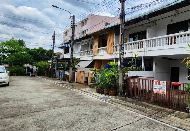 ขายทาวน์เฮ้าส์ ซอยเรวดี 32 ถนนรัตนาธิเบศร์ เมืองนนทบุรี เนื้อที่ 16 ตร.ว. 2 ชั้น 2 นอน 2 น้ำ 2