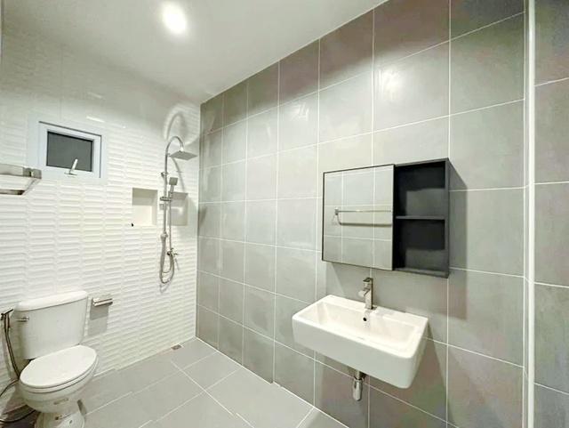 ตลาดน้ำดอนหวาย ให้เช่าบ้านเดี่ยวมินิมอลชั้นเดียว 27 ตร.วา.ปั๊มน้ำมันพีที สามพราน4 1.7 กม.2 นอน 1 น้ำ พร้อมเฟอร์ฯครบ ซ.ไร 3