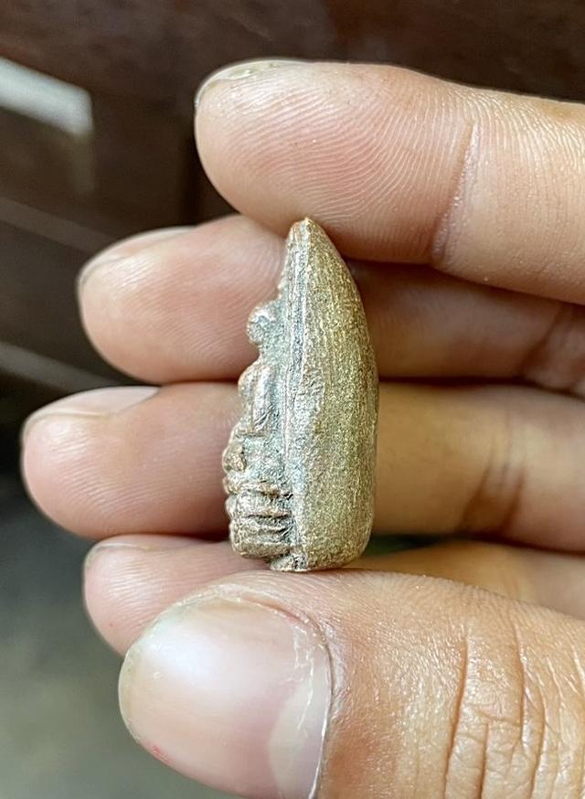 พระคงลำพูน กรุเก่า เนื้อดิน วัดพระคงฤๅษี สีพิกุลค่อนสีเนื้อ 2