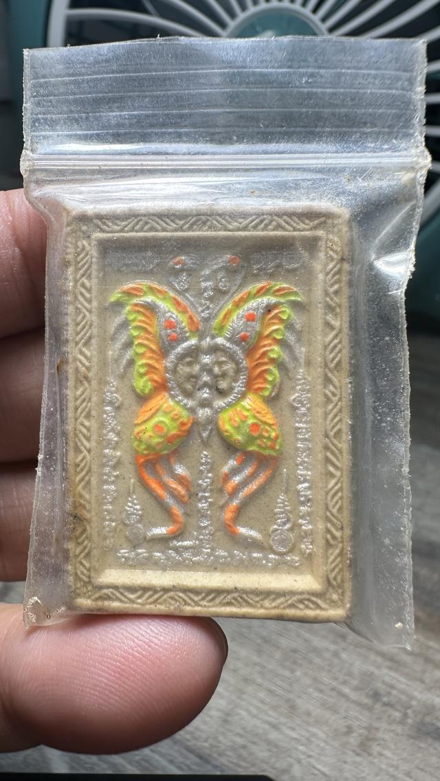 ภมรจำแลง หลวงพ่อกฤษณะ ด้านหลังสาริกาคู่