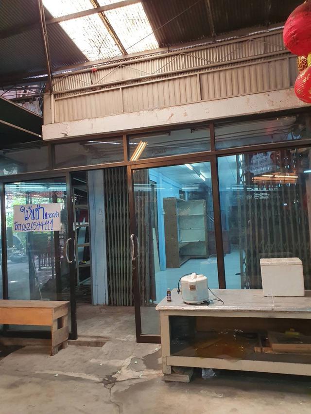 ขายหรือให้เช่าตึกแถวสองชั้นในตลาดปีนังคลองเตย 16 ตรว หลังมุม ติดที่จอดรถ 1