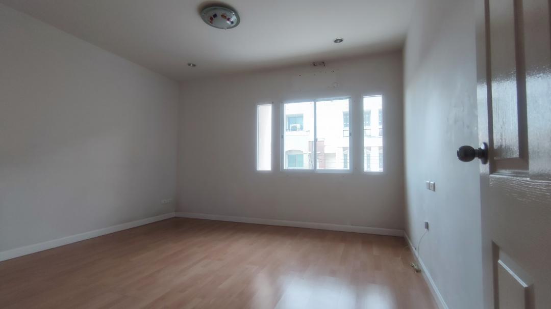 ขายทาวน์โฮมหมู่บ้าน ปริญญาลักษณ์ สาธร 3ชั้น 18ตรว 4นอน 6