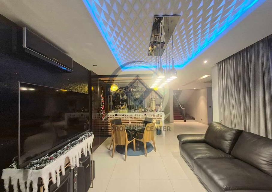 โครงการรัชดานิเวศน์ ซอยประชาราษฎร์บำเพ็ญ 24 ถนนรัชดาภิเษก บ้านเดี่ยว 2 ชั้น สร้างเองสไตล์โมเดริน์ พร้อมสระว่ายน้ำส่วนตัว อยู่ใจกลางเมือง เดินทางง่าย ใ 12