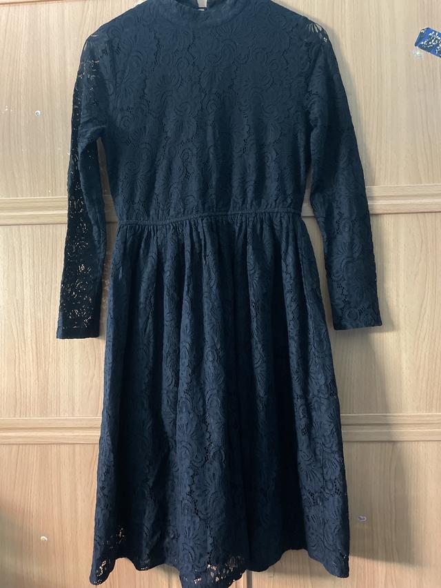 เดรสลูกไม้ดำ