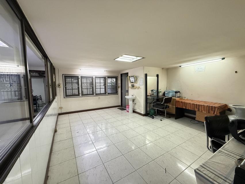 ขายอาคารพาณิชย์ 2 ห้องติด (4 ชั้นครึ่ง) ทำเล “คูเมืองเชียงใหม่” (ขายต่ำกว่าราคาประเมิน) ถนนมณีนพรัตน์ 5