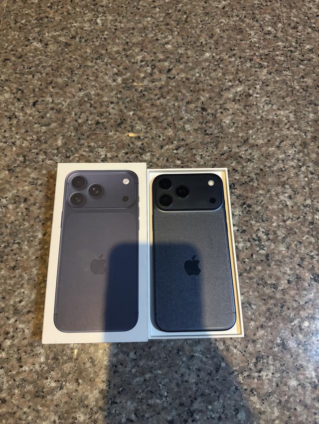 ขายๆๆๆถูกๆๆไอโฟน17ProMaxสีDeep Blue 256กิ๊กมีใบเสร็จครบๆเลยคับยกกล่องอีมี่ตรงอุปกรยังไม่ได้แกะสูนTrueสภาพสวยๆใช้งานปกติหมดทุกๆฟังชั่นเครื่องรีสโตได้ตล