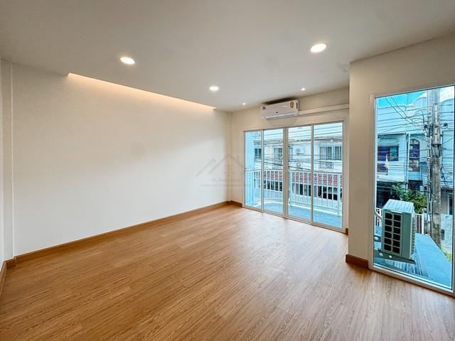 ขายทาวน์โฮม 2 ชั้น 17 ตรว. หมู่บ้าน 84 แมนชั่น ลาดพร้าว 84 ใกล้ MRT ลาดพร้าว 71 ( รีโนเวทใหม่ ) 6