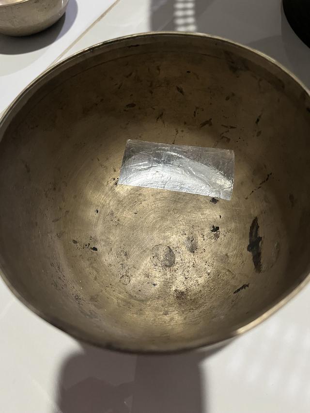 พานทองเหลืองแท้ แถมใบเล็ก 1 ใบ ใบเล็กมีรอยร้าว รูปที่ 6