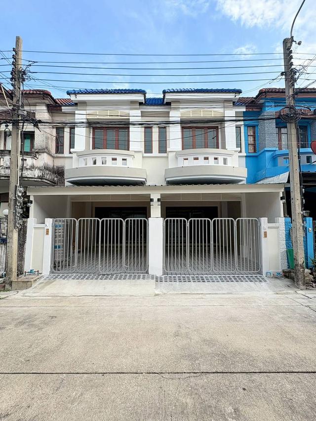 หมู่บ้านบุศรินทร์    1