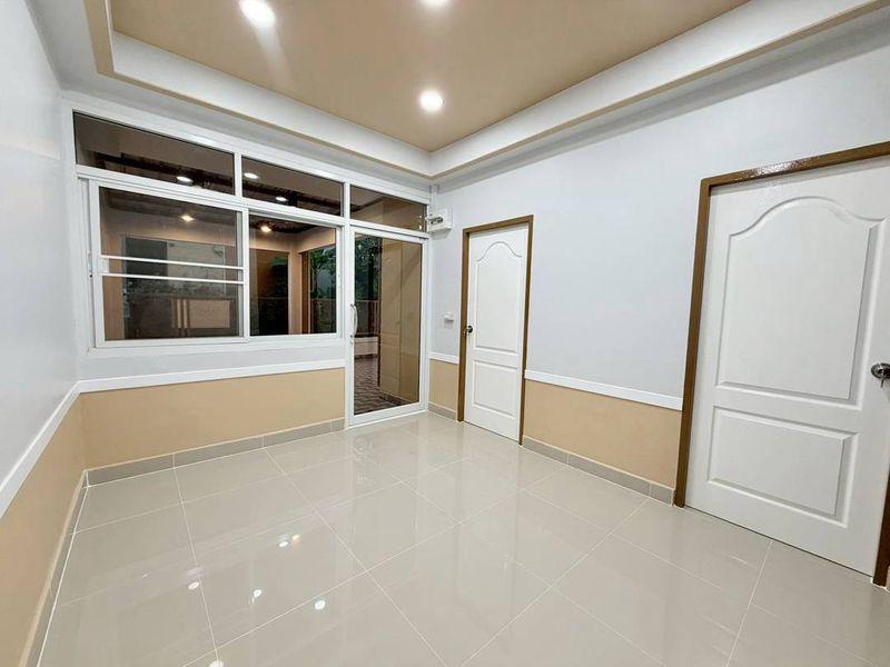 หมู่บ้านพฤกษา3  ถนนวัดลาดปลาดุก บางบัวทองทาวน์เฮาส์ชั้นเดียว ตกแต่งใหม่พร้อมอยู่ หน้ากว้าง6เมตร หน้าบ้านไม่ตรงใคร ซอยก่อนถึงตลาด 7