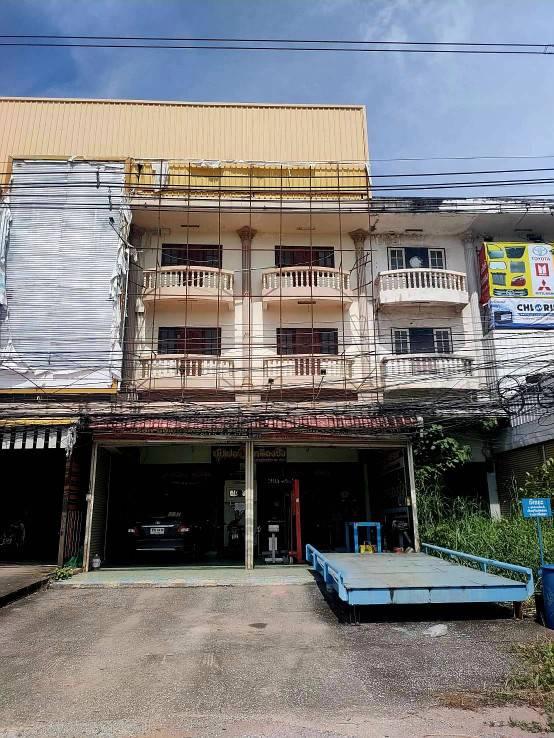 อาคารพาณิชย์ 2 คูหา  3.5 ชั้น  มีดาดฟ้า  อุดรธานี ติดถนนมิตรภาพ 2