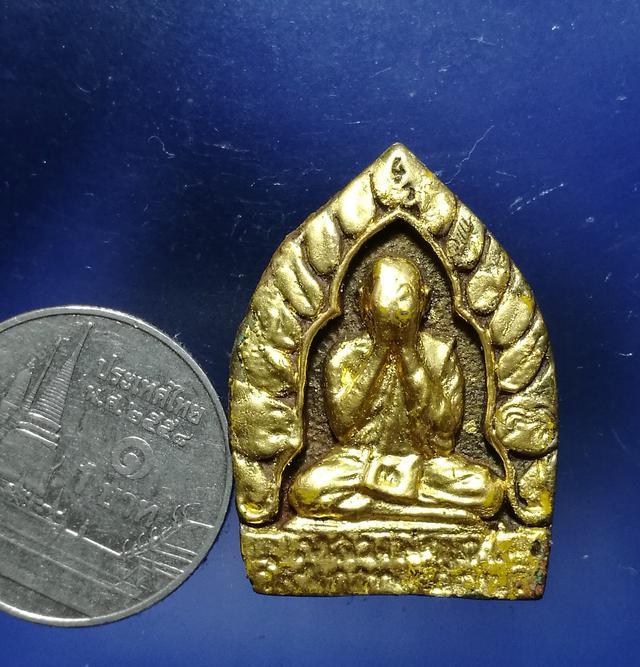 เหรียญหล่อเจ้าสัวหลังพระประธาน ล.พ.แพ วัดพิกุลทอง เนื้อทองเหลืองหน้าทอง 2