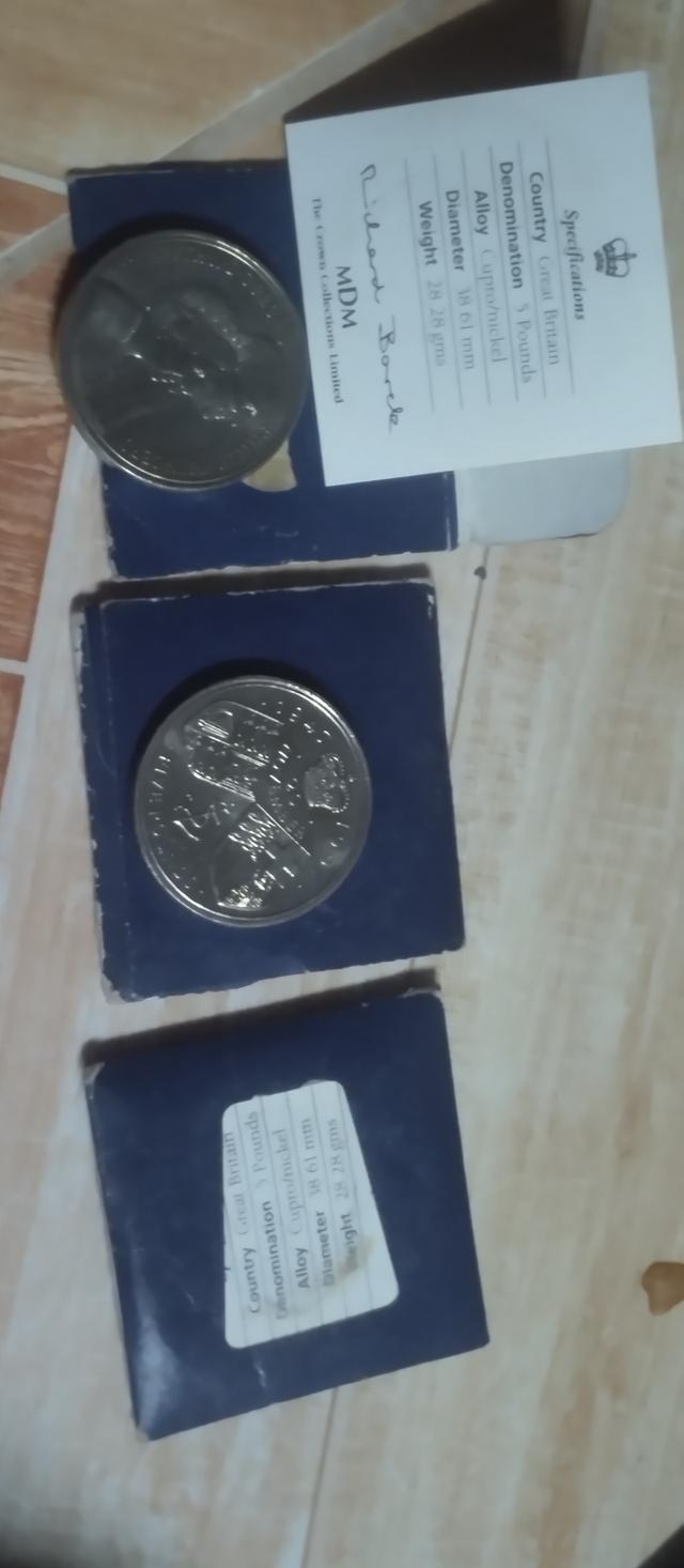 เหรียญในภาพคือเหรียญกษาปณ์ที่ระลึก 5 ปอนด์ของสหราชอาณาจักร (United Kingdom £5 commemorative coin) ที่ออกในปี 1997 เพื่อเฉลิมฉลองครบรอบ 50 ปีวันอภิเษกส รูปที่ 3