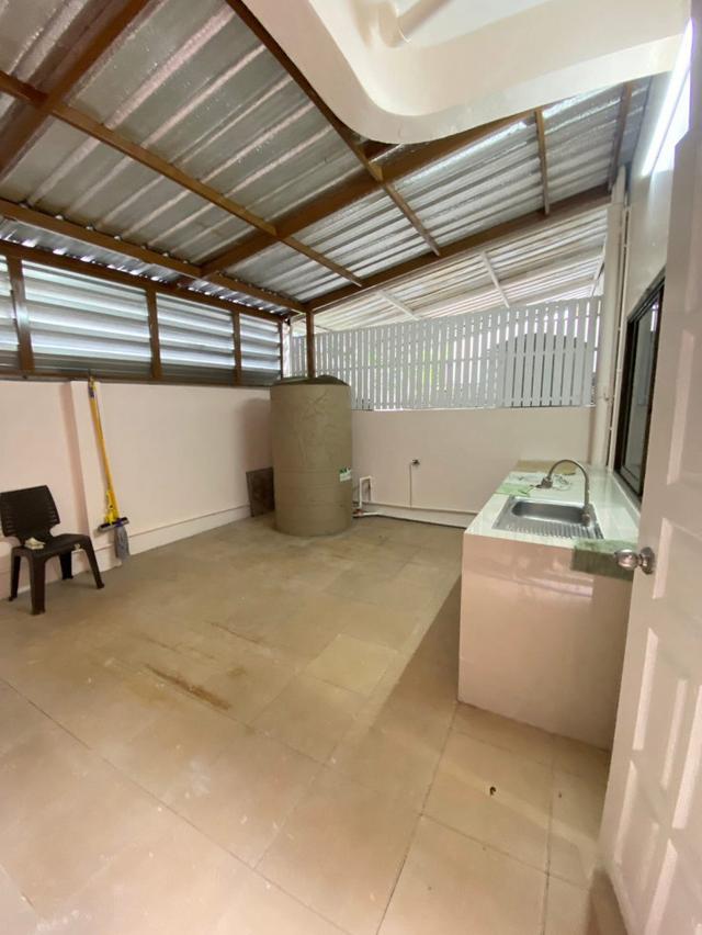 ให้เช่าทาวน์เฮาส์ 3 ชั้น 276ตรม 24ตรว ซ.ลาดพร้าว 29 4นอน 5น้ำ เข้าซอยเพียง 200 เมตร ใกล้ MRT ลาดพร้าว และ ภาวนา 5