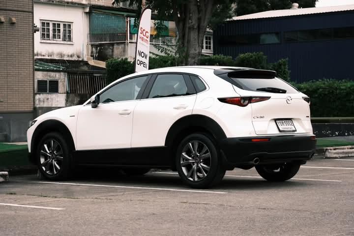 Mazda CX-30 สีขาว 3