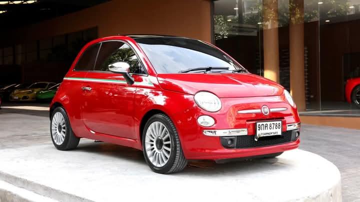 Fiat 500 สีแดง