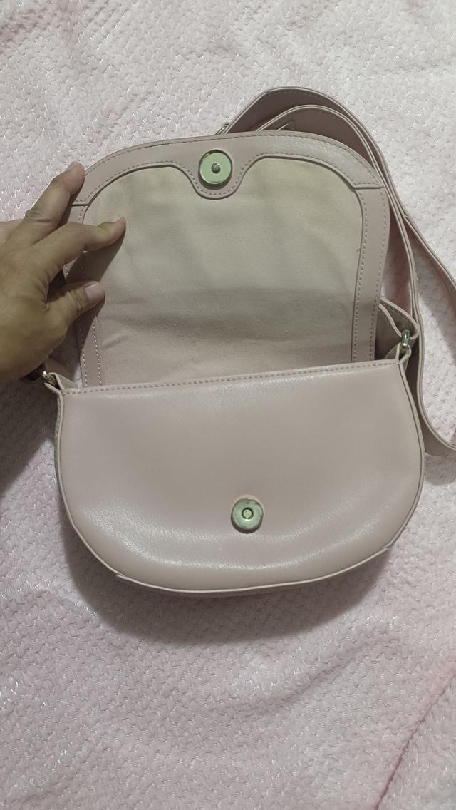 Ted Baker Londonลักษณะ: กระเป๋าทรงอานม้า (Saddle Bag) สะพายข้าง (Crossbody) สีชมพูนู้ด รูปย่อยที่ 2