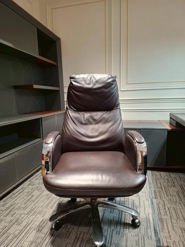 เก้าอี้หนังพนักพิงสูง