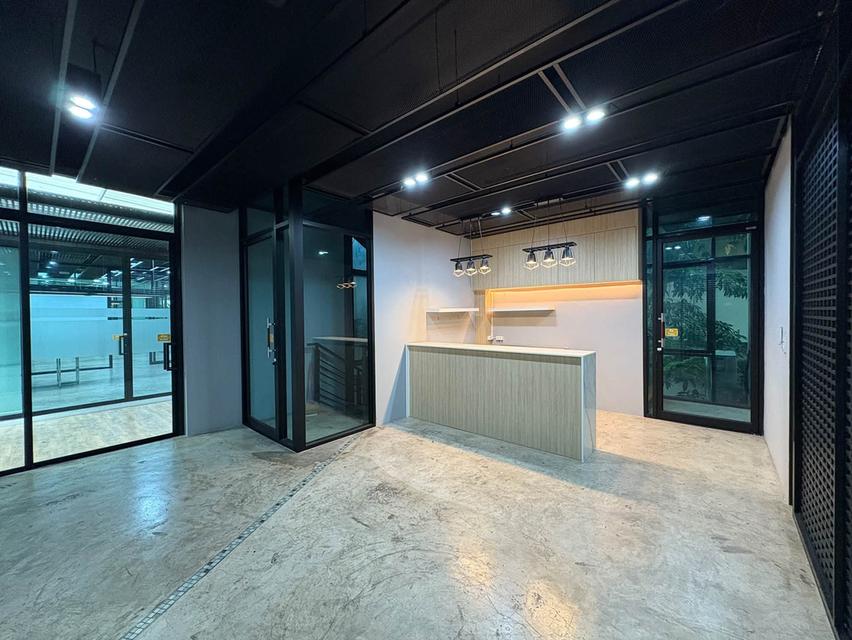 ให้เช่าอาคารสำนักงาน 3ชั้นเหมาะทำสำนักงานใหญ่ บริษัท ศูนย์ฝึกอบรมใกล้ BTS แบริ่ง ที่จอดรถ 20 คัน ย่านบางนา ซอยสุขุมวิท 1 2