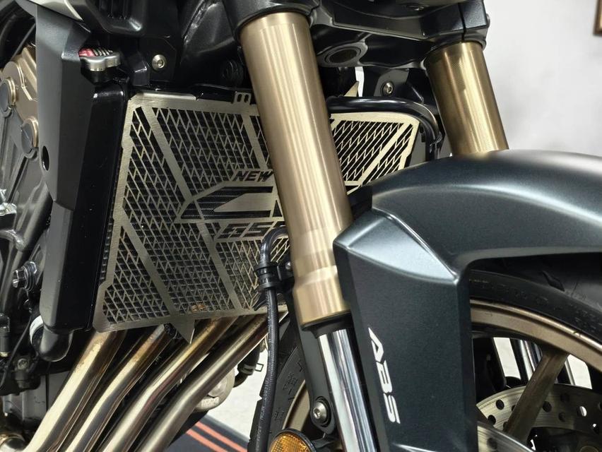 HONDA CB650R ปี 2024 E-Clutch รถมือเดียว สภาพเหมือนรถใหม่ รูปที่ 14