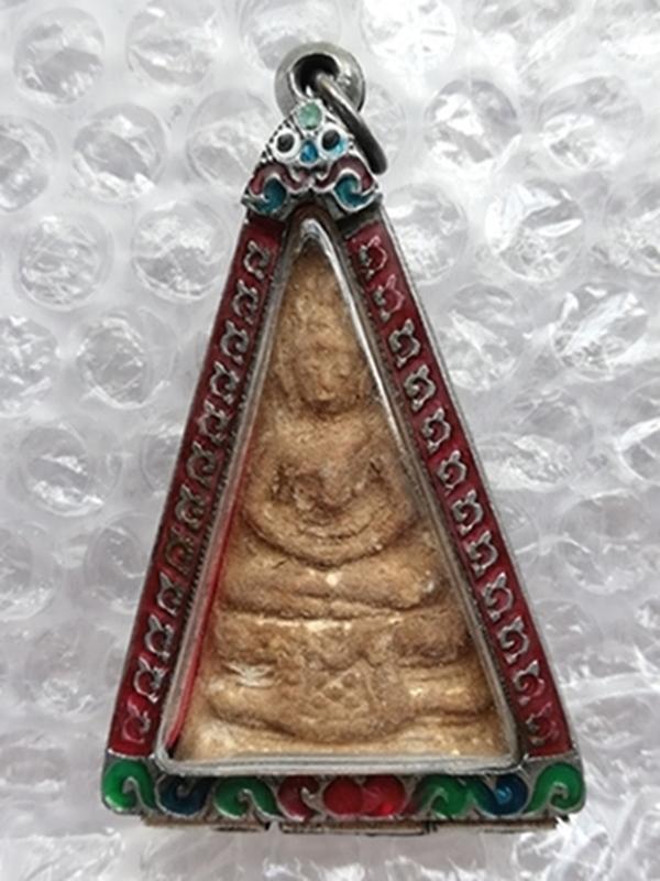 พระผงพิมพ์สามเหลี่ยมใหญ่ กรุวัดสามปลื้ม พ.ศ.๒๔๐๐-๒๔๘๓(เลี่ยมกรอบเงินทรงโบราณแกะลายไทยลงสีสวยงาม)