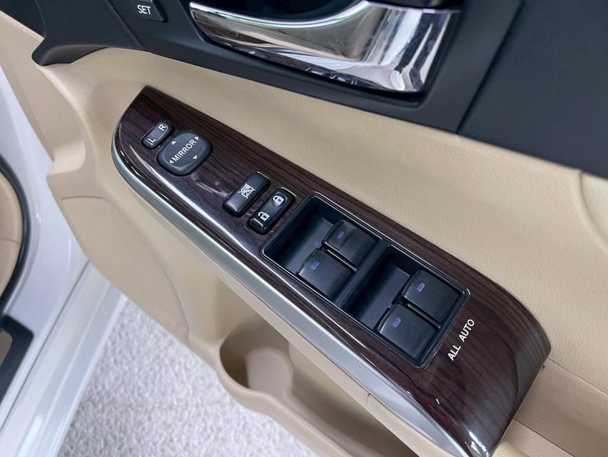 ขาย Toyota Camry 2.5Hybrid ปี16 13