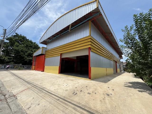 ให้เช่าโกดัง พื้นที่ใช้สอยรวมประมาณ 480 ตารางเมตร ถนนสะแกงาม พื้นที่จอดรถบริเวณรอบโกดังกว้างขวางเข้าออกสะดวก