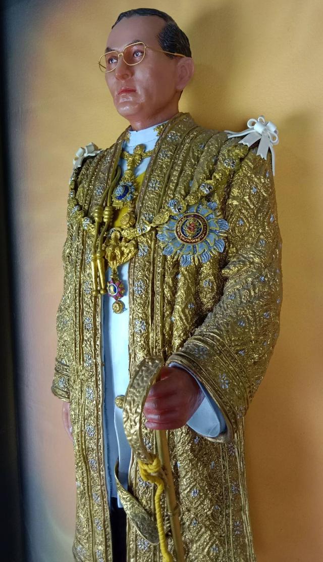 34.พระบรมรูปปั้นพระบาทสมเด็จพระเจ้าอยู่หัวรัชกาลที่9 พระบาทสมเด็จพระปรมินทรมหาภูมิพลอดุลยเดช โดย Linda Decoration รูปที่ 6