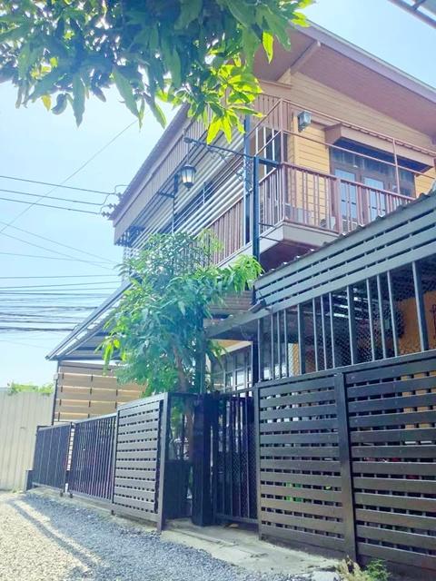 MRTแยกลำสาลี 800 ม. กรุงเทพกรีฑา5-7-9 บ้านเดี่ยว 2 ชั้นหลังมุม 40 ตร.วา. 160 ตร.ม. 4 นอน 3 น้ำ พร้อมเฟอร์ฯ . รร.นานาชาติ