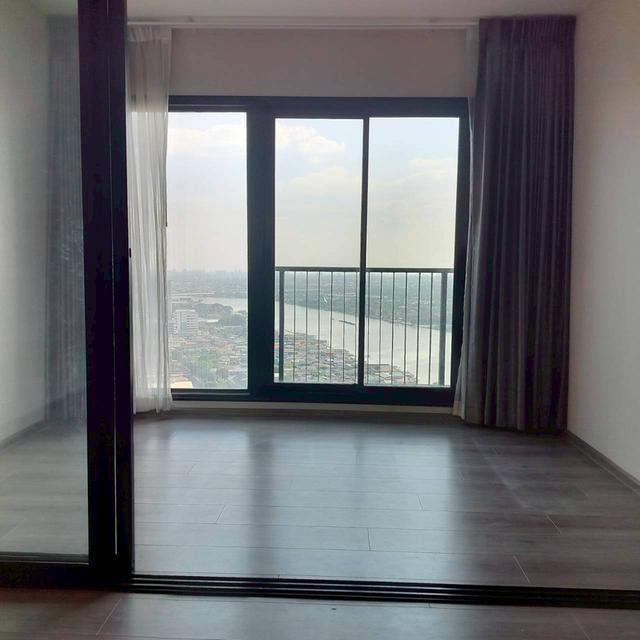 ขายคอนโด ใกล้รถไฟฟ้าและท่าเรือเจ้าพระยา  คอนโดหรู เดอะ โพลิแทน รีฟ (The Politan Rive) 4