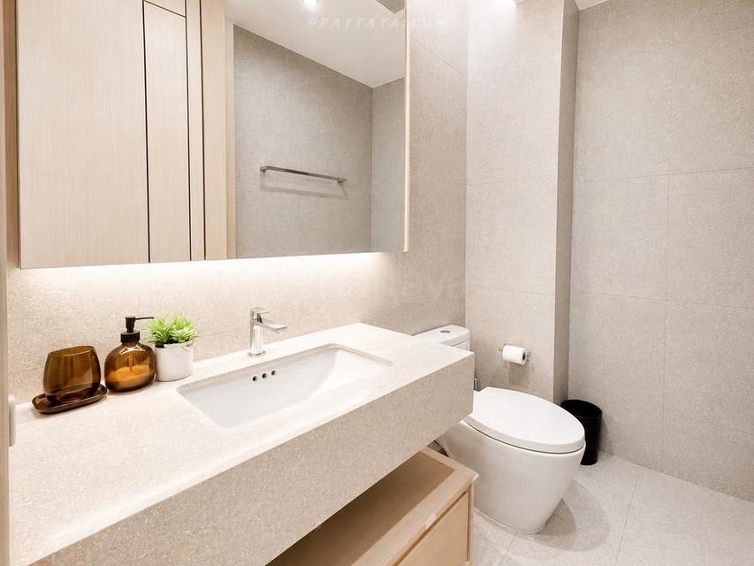 Special price for a luxury beachfront condo at Arom Wongamat, North Pattaya. Fully furnished unit with sea view, located on the 10th floor 4
