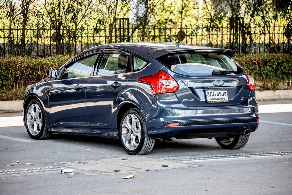 Ford Focus 2.0 สีเทา ปี 2014  เกียร์ auto เครื่องยนต์ เบนซิน 6