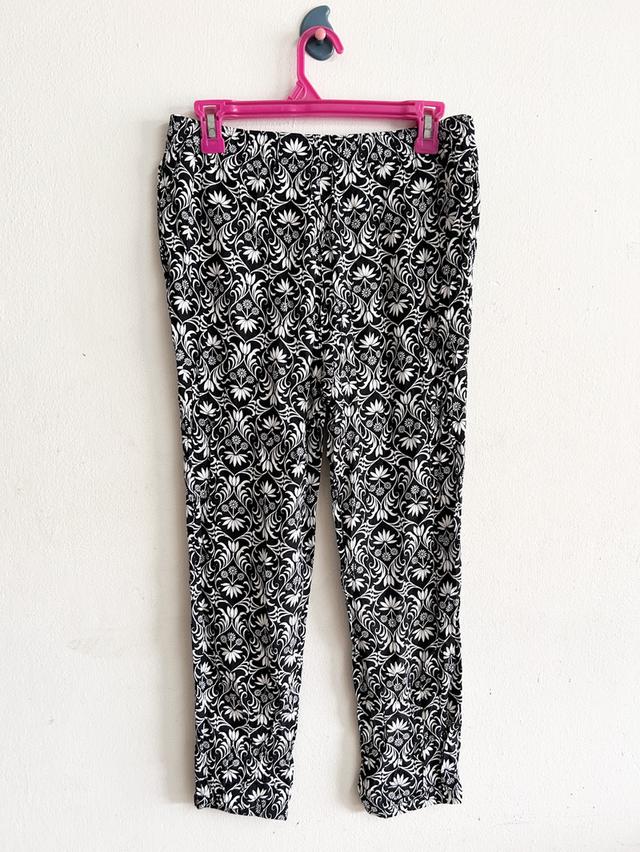 ยุนิM กางเกงขาจั๊มหญิงเอวยืดสีดำลาย