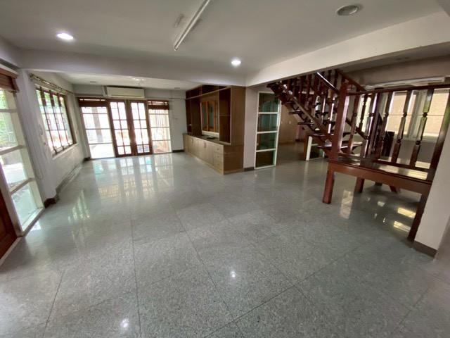 ให้เช่าบ้านเดี่ยว 2 ชั้น 160 ตร.วา ซอยลาดพร้าว 48 เข้าออกได้ทั้งลาดพร้าว สุทธิสาร ใกล้ BTS ภาวนา เหมาะอยู่อาศัยหรือทำสำนักงาน จอดรถรวมได้ 7 คัน 2