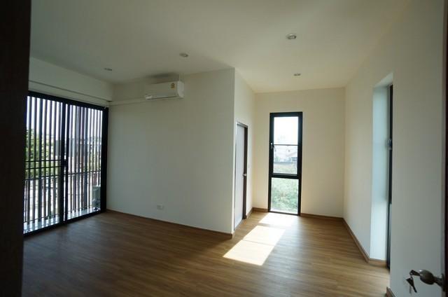 ให้เช่าอาคาร 3.5 ชั้น 2 ห้องนอน 3 ห้องทำงาน 4 ห้องน้ำ 5 ที่จอดรถ รัชดาภิเษก 32 4