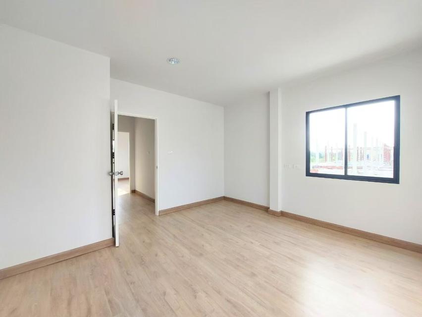 ให้เช่าทาวน์โฮม หลังมุม 26 ตรว. พื้นที่ข้างบ้านกว้าง 2 เมตร เจษฎา 11 รังสิต คลอง 2 ใกล้นิคมนวนคร เดินทางสะดวก เชื่อมออกพหลโยธินได้ 8