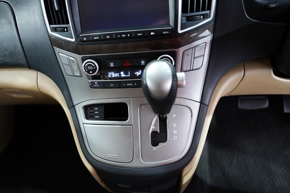 HYUNDAI H1 2.5 DELUXE AT ปี 2016  17