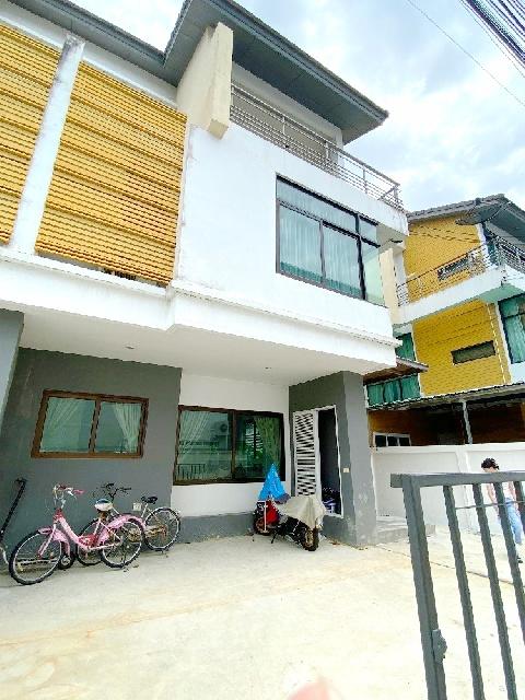 ตลาดสดท่าอิฐ 1.5 กม. MRT บางรักใหญ่ 600 ม. คฤหาสน์หรู แนวตั้งเฟอร์ครบ 3 ชั้น ให้เช่าพร้อมเฟอร์ 5แอร์ 37 ตร.วา. นานาชาติด 1