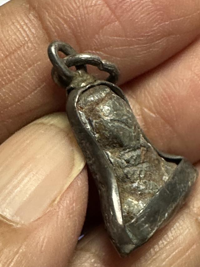 พระปิดตาเนื้อชิน เลี่ยมจับขอบเงิน เก่าๆไม่ทราบที่ 3