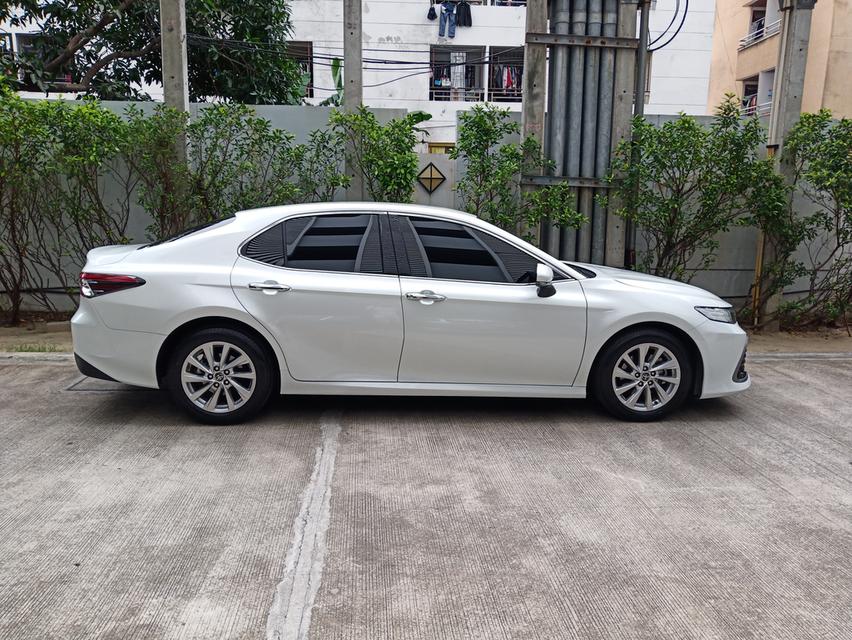 ขาย Toyota Camry 2.5 Sport ปี 2022 สีขาว รถบ้าน ไมล์น้อย เจ้าของขายเอง เข้าศูนย์ครบ ประกันภัยชั้น 1 ไม่เคยมีอุบัติเหตุ