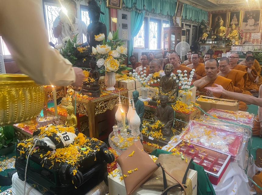 เหรียญคุณแม่บุญเรือน โตงบุญเติมเนื้อเงิน 6