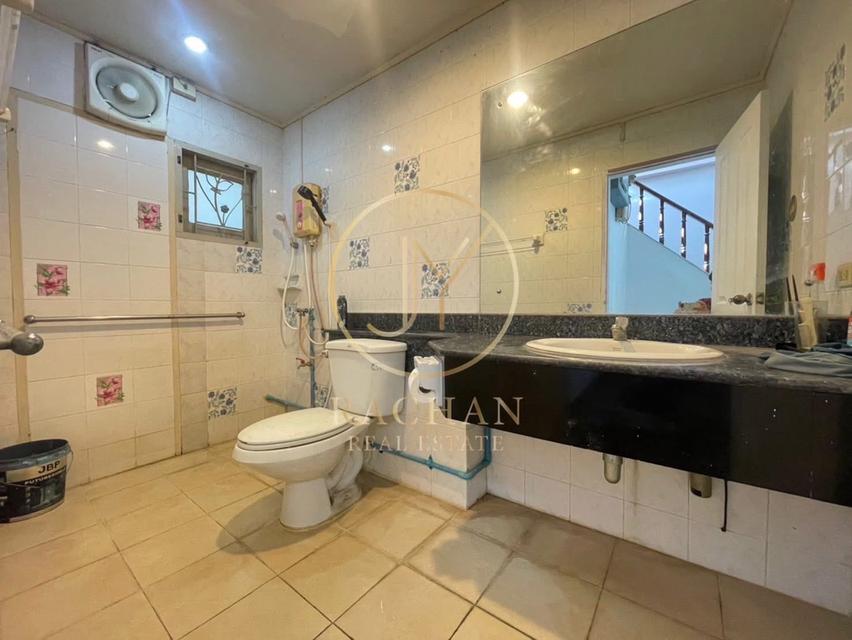 B69-302 ขายด่วน บ้านเดี่ยว 2 ชั้น หลังมุม หมู่บ้านลัดดารมย์ รัตนาธิเบศร์ เนื้อที่ 89 ตร.ว พื้นที่ใช้สอย 300 ตร.ม 4 ห้องนอน 3 ห้องน้ำ 1 ห้องครัว 14